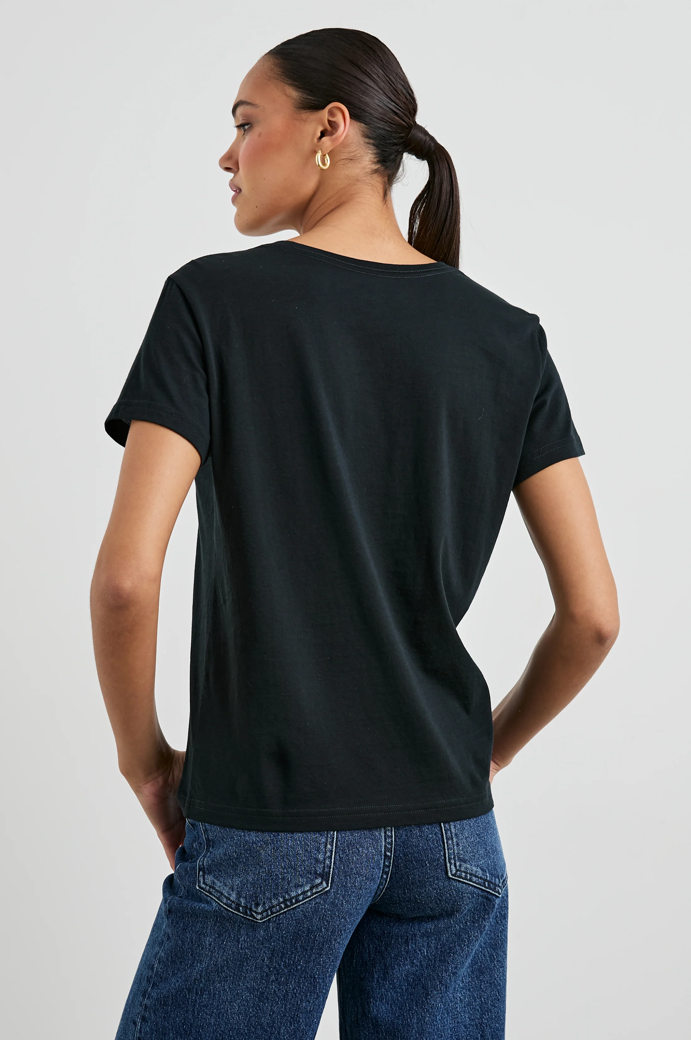 CLASSIC CREW NECK T-SHIRT - BLACK - Image 6