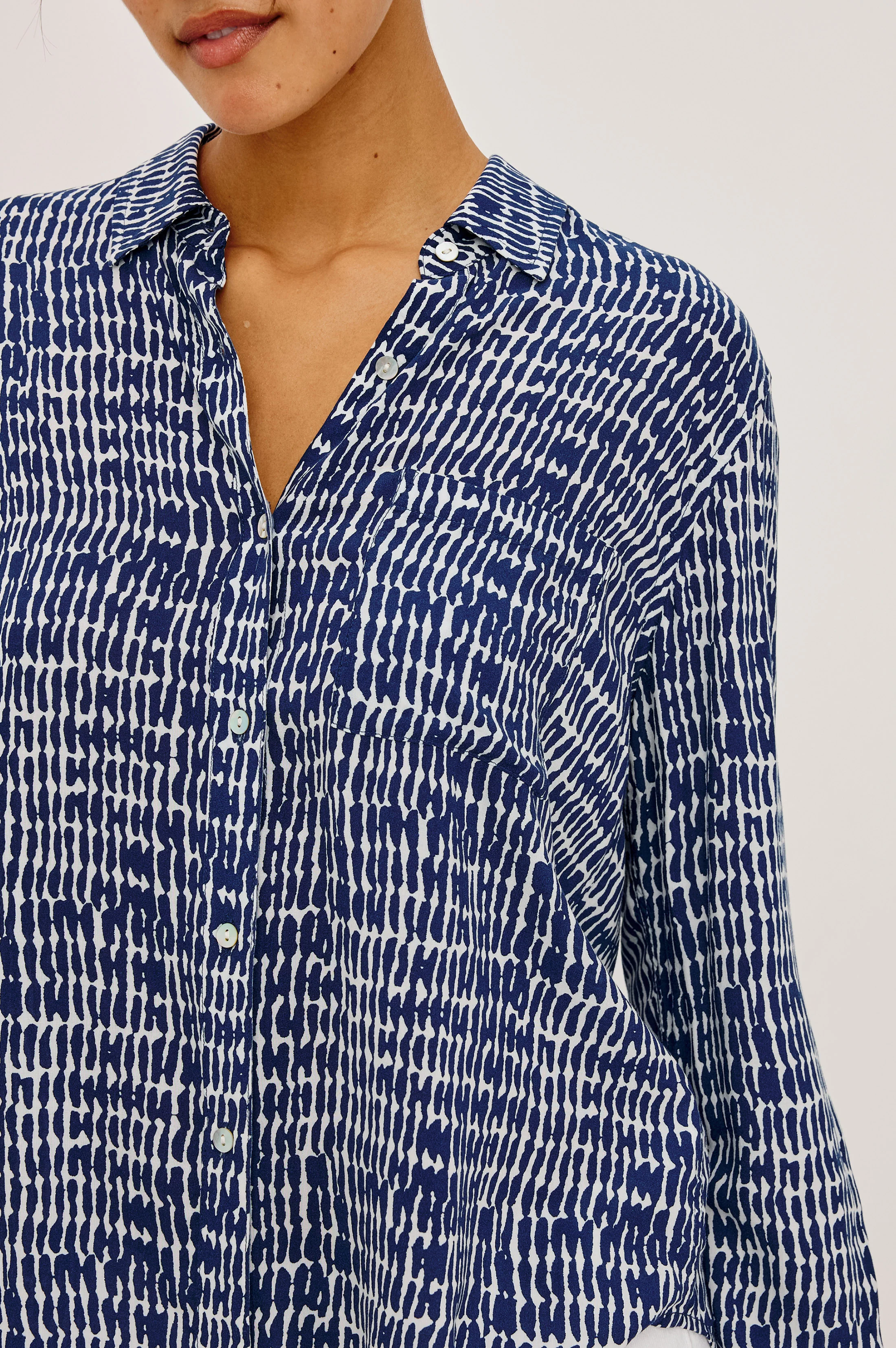 JOSEPHINE SHIRT - NAVY PEBBLED